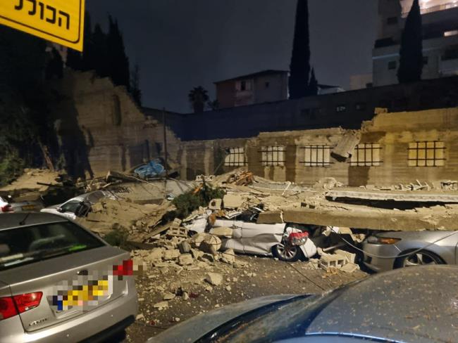 Серия инцидентов из-за ураганного ветра: в центре Ришона рухнула стена винодельни