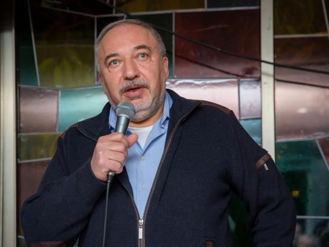 «Ты ответишь за все. Я тебя зарежу». Партия НДИ обратилась в полицию после угроз в адрес Либермана