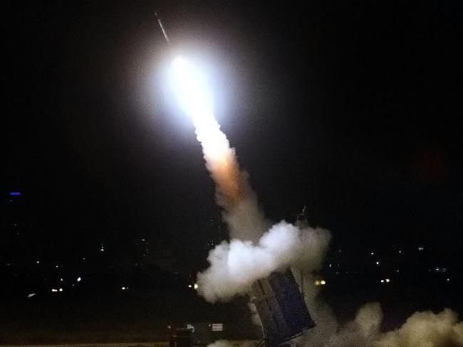 СМИ сообщают о десятках ракет, запущенных из Ливана в сторону Кирьят-Шмоны