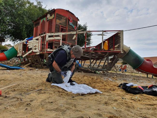 Сирена в Беэр-Шеве: осколки сбитой ракеты упали на детскую площадку