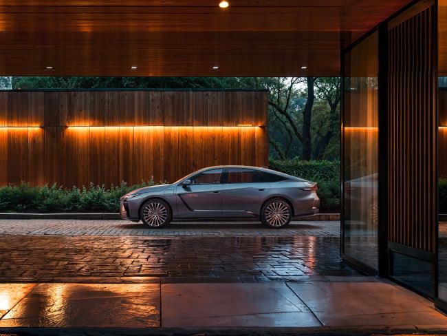 Когда сервис становится гостеприимством: знакомимся с Lexus ES и RZ