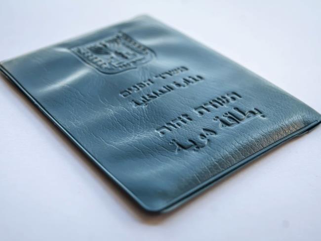 Действие «старых» удостоверений личности истекло: что делать, чего опасаться и чем это грозит