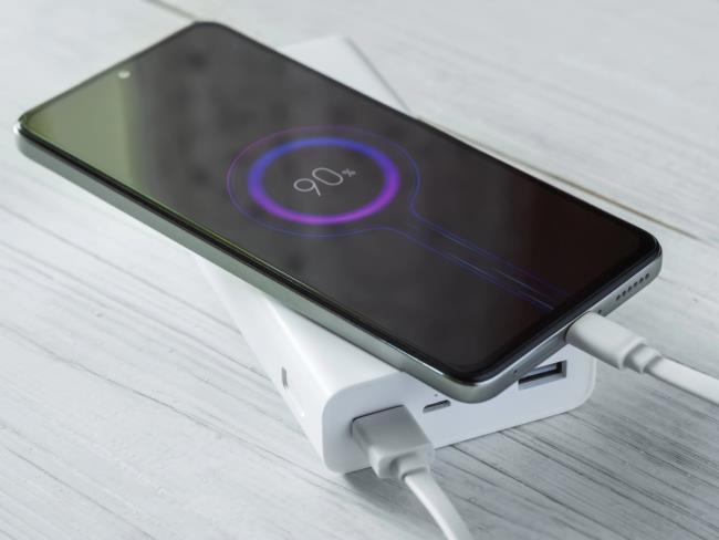 «Эль-Аль» запрещает использование портативных аккумуляторов для смартфонов