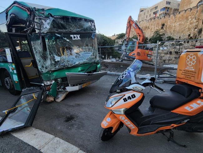 В Иерусалиме автобус врезался в бетонное заграждение, пострадали не менее 14 человек