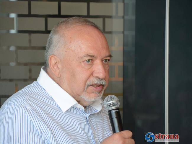 Либерман пообещал лишить избирательного права не служивших в армии