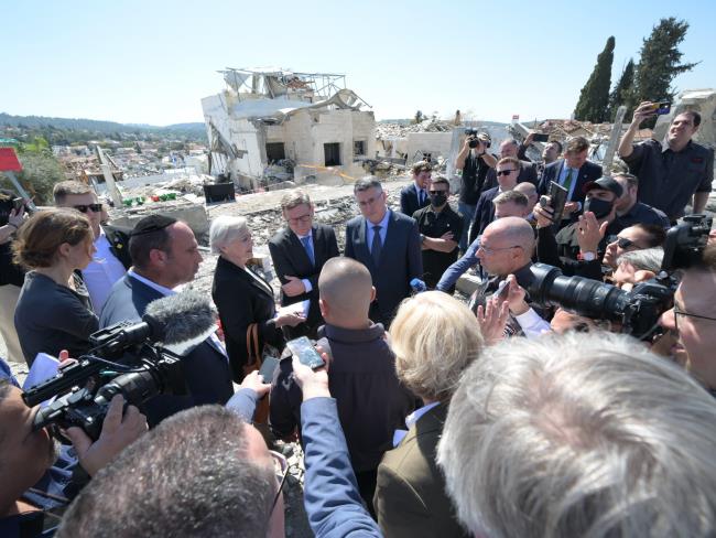 Главы МИД Германии и Израиля посетили место ракетного удара в Бейт-Шемеше