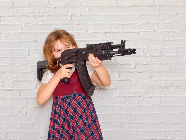 Житель Акко сфотографировал шестилетнюю дочь с оружием с руках для иллюстрации угрозы бывшей жене