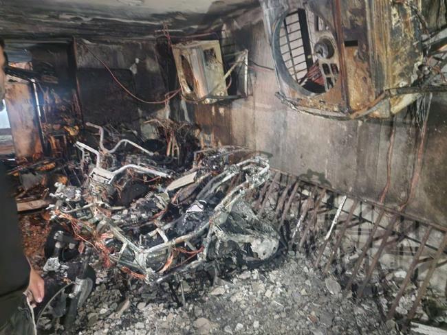 В Бней-Браке во дворе жилого дома загорелись мотоциклы, 47 пострадавших
