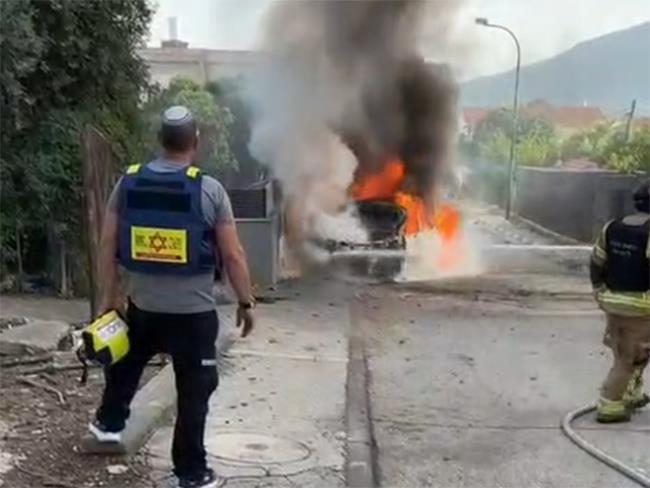 Попадание ракеты в Кирьят-Шмоне: загорелся автомобиль