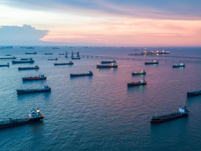 Из-за иранской блокады Персидский залив не могут покинуть более 2000 судов