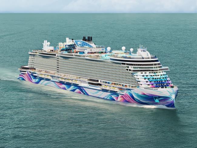 Самый большой лайнер NCL впервые коснулся воды: Norwegian Aura готовят к запуску