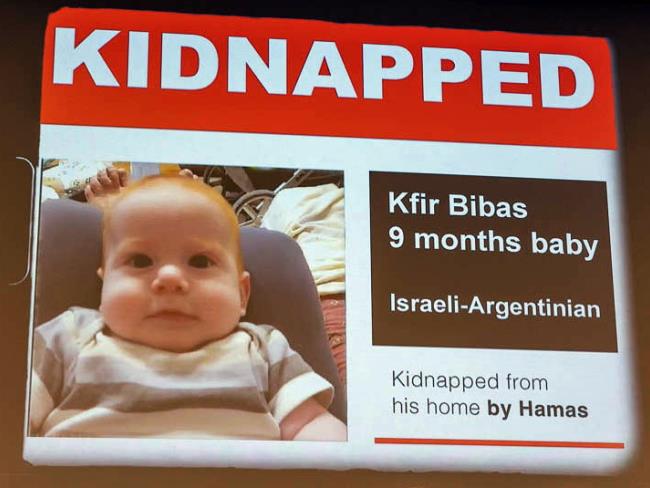 В кибуце Нир-Оз отметили первый день рождения Кфира Бибаса, самого маленького заложника ХАМАСа