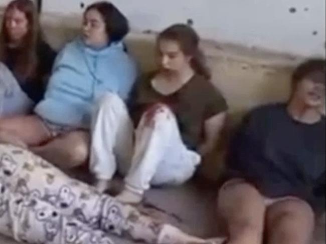 Опубликованы видеозаписи захвата 7 октября девушек-наблюдательниц террористами 