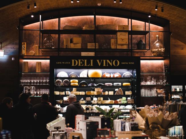 Икра и шампанское – идеальная пара в Deli Vino