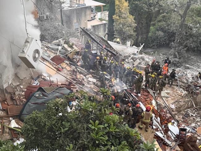 В Хайфе из-под завалов извлечены тела четырех членов одной семьи после удара иранской ракеты