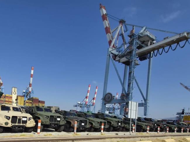 Тысячи тонн военной техники доставлены в Израиль из США
