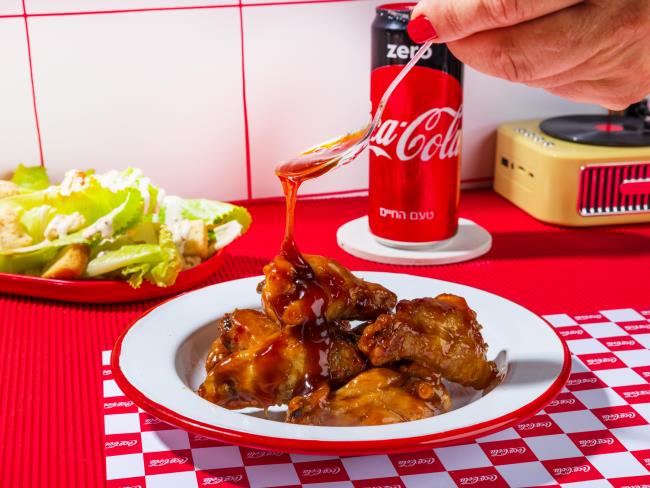 Гигантский американский дайнер Coca-Cola откроется в Тель-Авиве с блюдами шефов и музыкой звезд